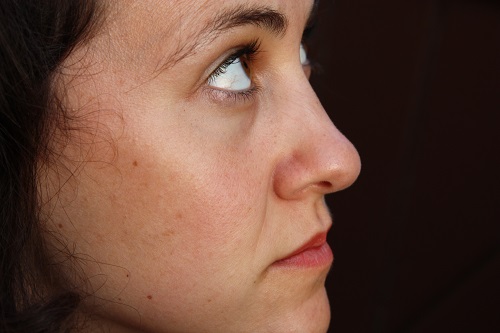 Laëtitia Garcia, artiste peintre et illustratrice diplômée de l’université d’arts plastiques de Rennes, est née en 1978 en Mayenne. Elle vit et travaille au Mans. De ses recherches surgissent des personnages et des univers fantaisistes, résolument figuratifs, inspirés des contes et des grands classiques littéraires. De Cervantès à Lewis Carroll, en passant par Hoffmann, elle nous livre des représentations où les chimères, le comique, le mélancolique, l’absurde et l’inquiétante étrangeté ont droit de cité. Ayant une prédilection particulière pour la peinture, l’artiste porte une attention particulière à la caractérisation et à l’expressivité de ses personnages. Elle attache par ailleurs une grande importance à la vraisemblance des fictions en images qu’elle compose.